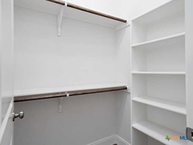 Building Photo - 530 Carriage House