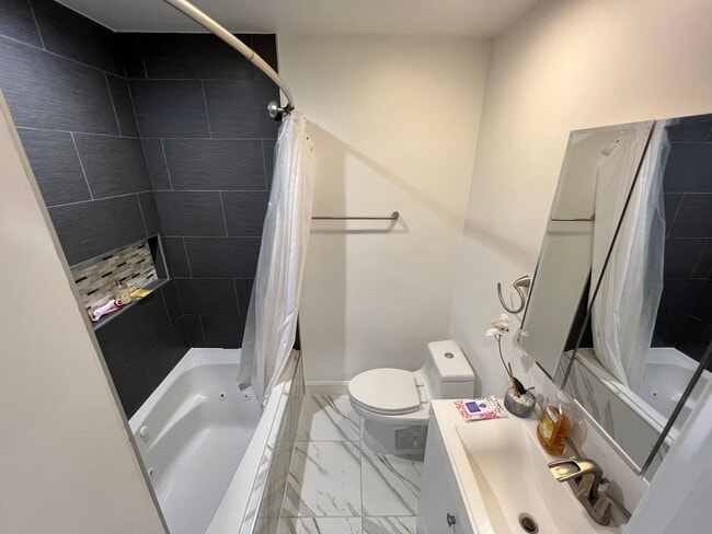 Building Photo - Gorgeous 4 Bed 3.5 Bath End-Unit Townhome ...