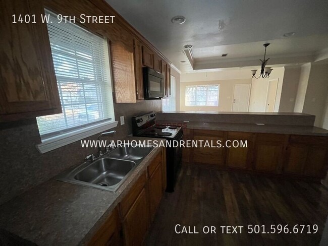 Building Photo - 1401 W 9th St