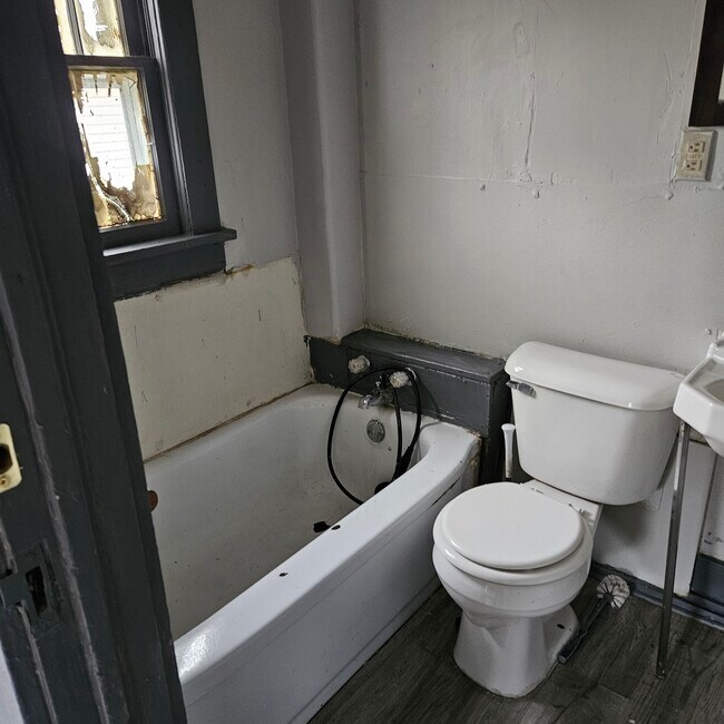 Bathroom - 1371 E Blaine St