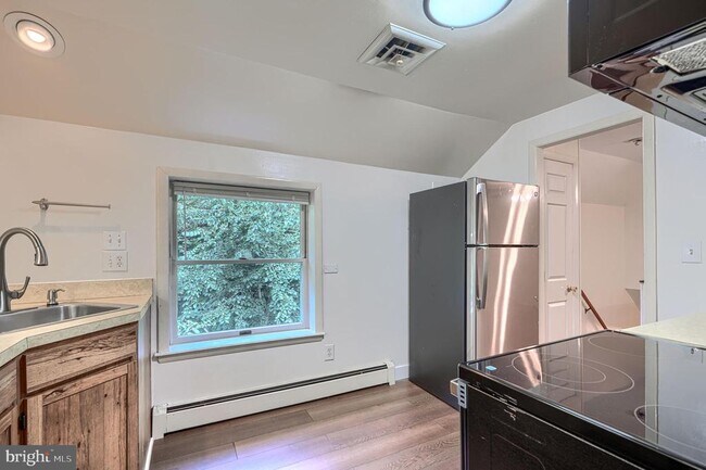 Building Photo - 1703 Roland Ave
