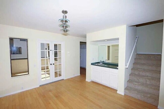 Building Photo - Spacious 2 Bedroom 2-1/2 Bathroom Townhome with 2-car garage in La Jolla near UCSD