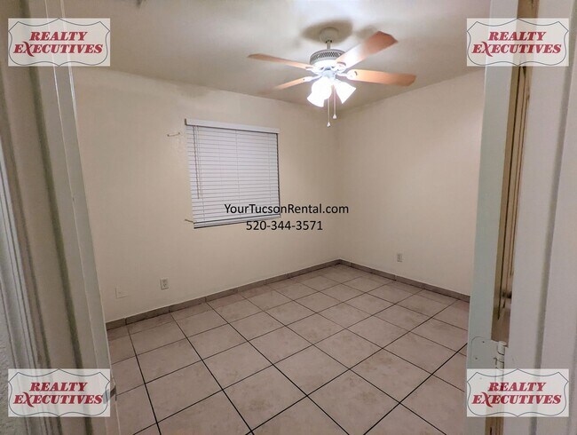 Building Photo - 3/1 with AC and a garage in Midvale Park Near Drexel Rd & Oak Tree Dr