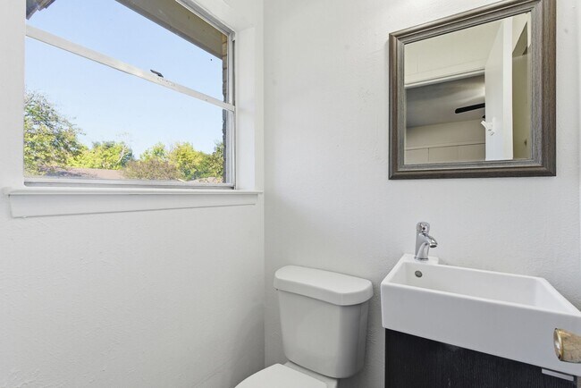 Building Photo - Amazing in Arlington