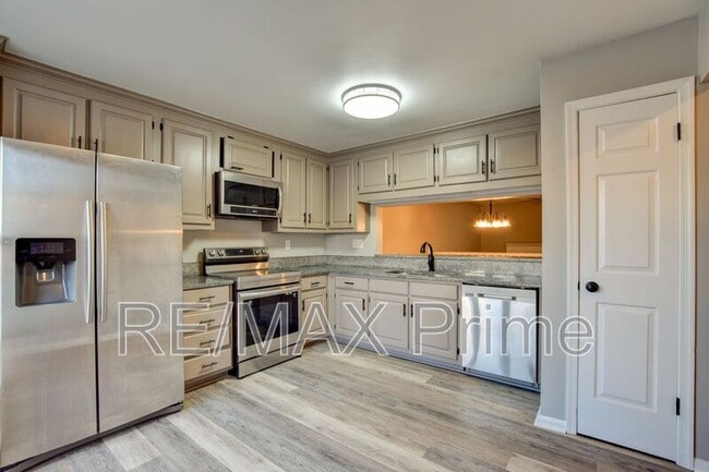 Building Photo - 740 S Lake Cir