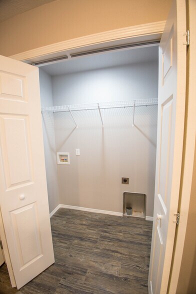 Building Photo - 805 Windmill Dr