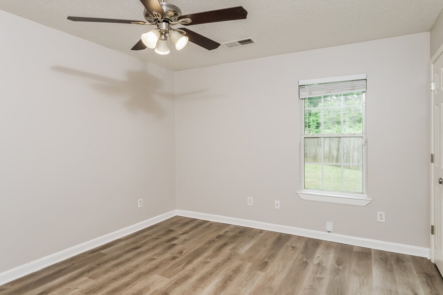 Building Photo - 8793 5 Oaks Dr W