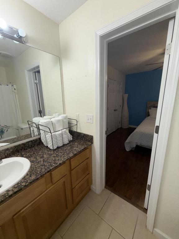 Building Photo - 1131 Century Oaks Dr