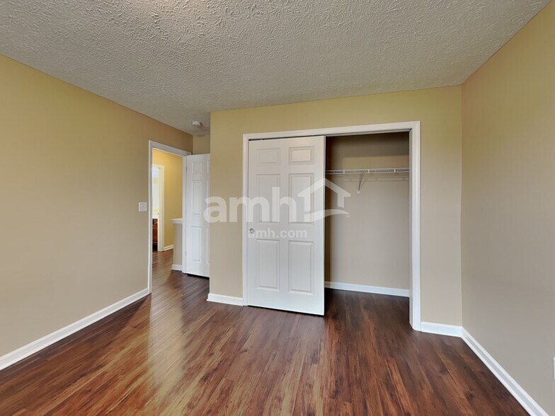 Building Photo - 942 Sheets Ct