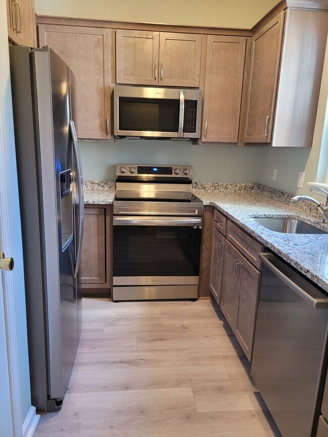 Building Photo - Renovated first floor condo with community...