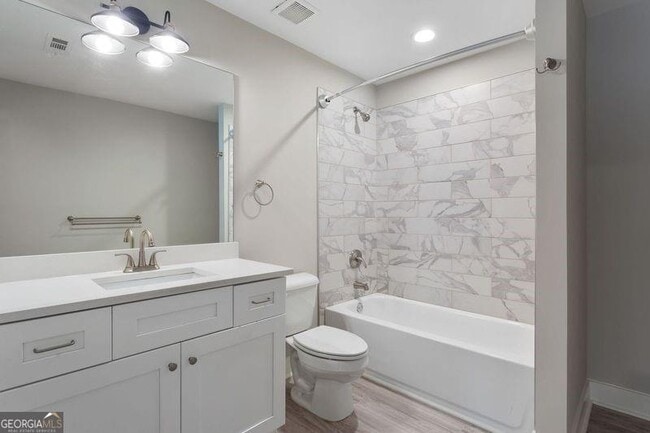 Building Photo - 2666 Davenport St