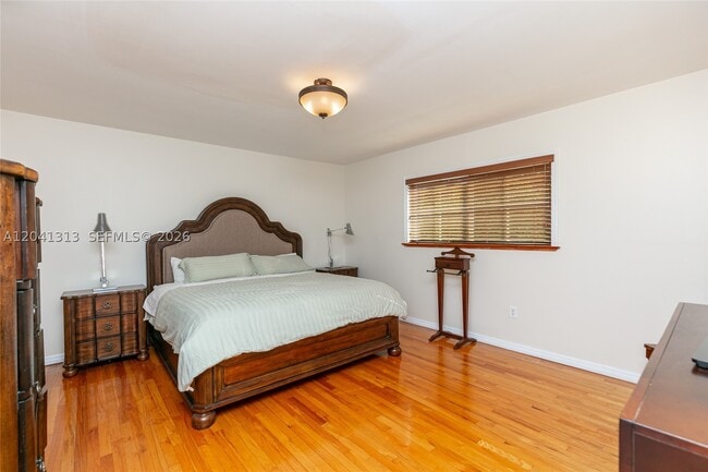 Building Photo - 5760 SW 51st St