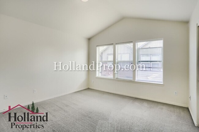 Building Photo - Modern Townhome Near MAX, Nike & High-Tech Corridor