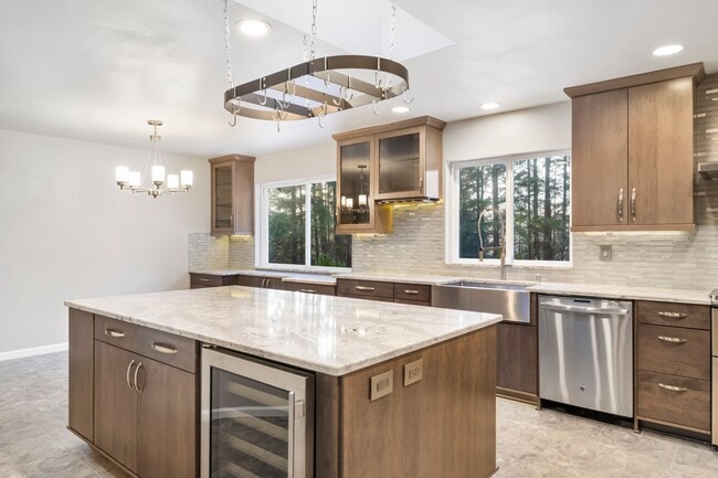 Building Photo - Immaculately maintained rambler in Sammamish with huge yard!!
