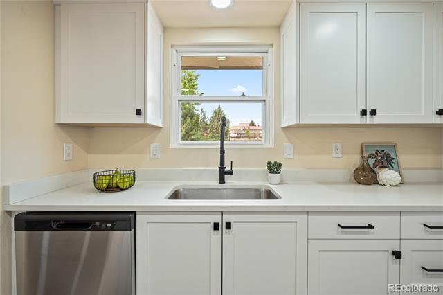 Building Photo - 5599 W Maplewood Pl