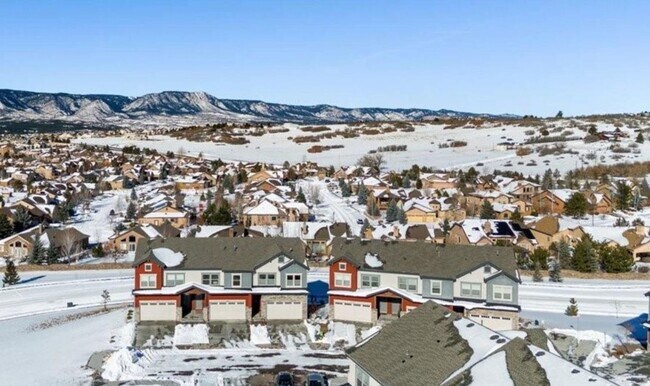 Building Photo - Flying Horse Luxury 4 Bed Townhouse with Mt. Views