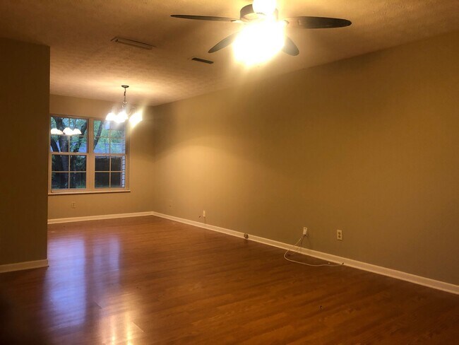 Building Photo - Charming 4-Bedroom Cape Cod Home in Knoxville