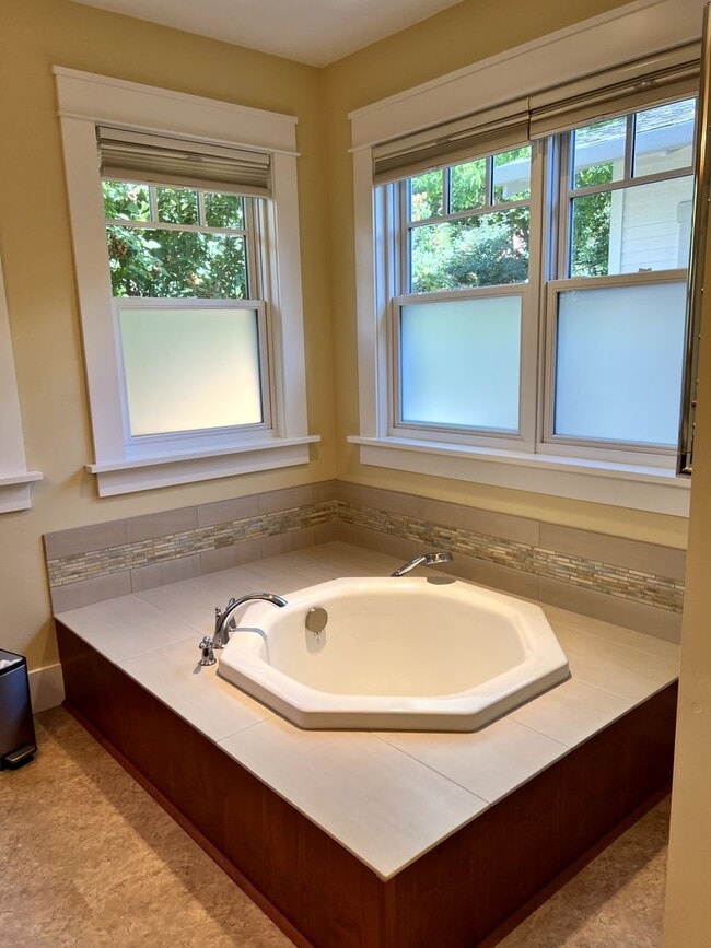 Building Photo - Charming Historical Home, Desirable Downtown Location. Flexible Lease Terms, 30-day Min. All Util...