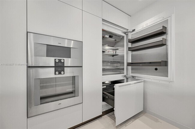 Building Photo - 300 Biscayne Blvd Way