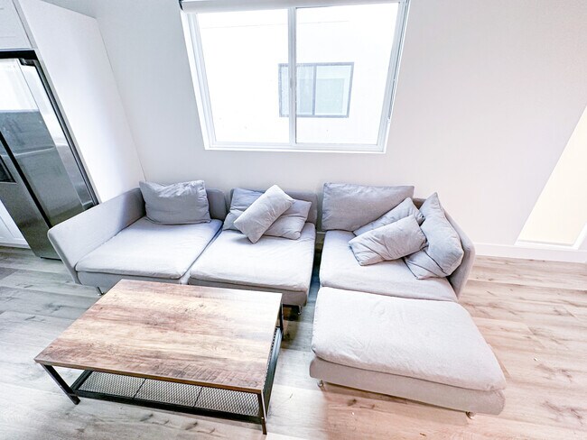 Building Photo - 3001 Van Buren Pl