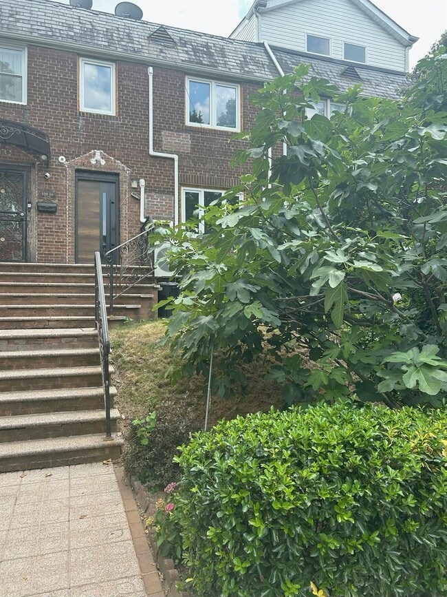 Primary Photo - 150-08 77th Ave