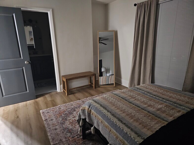 Building Photo - 4833 Zenith St