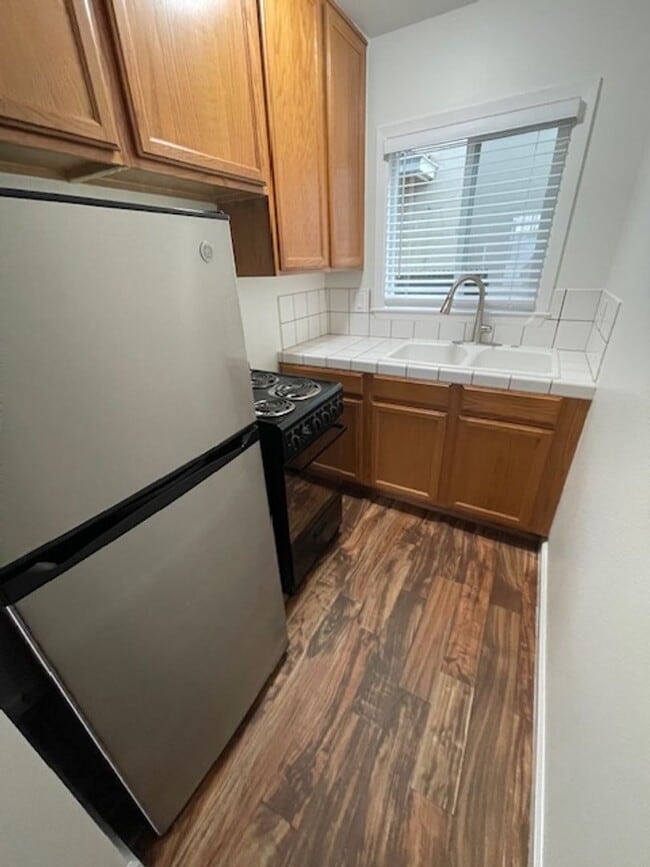 Building Photo - Spacious Studio, Centrally located, exclus...