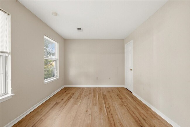 Building Photo - 46030 Bayswater Terrace