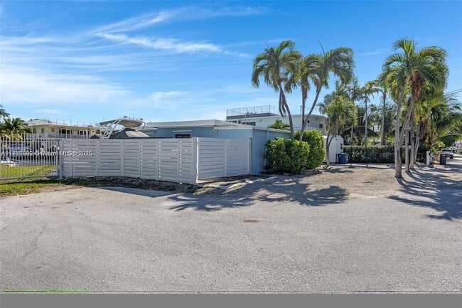 Building Photo - 230 Jolly Roger Dr