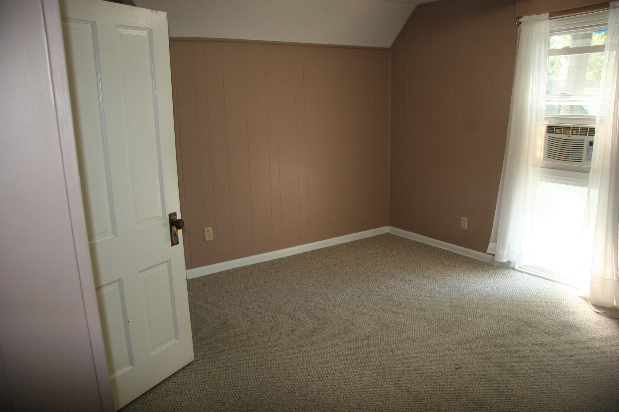 Building Photo - 491 Robinson St