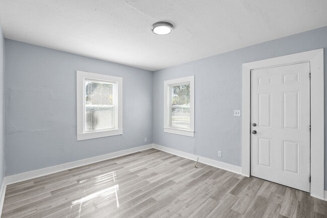 Building Photo - Large 4 bed/1.5 bath House & Section 8 Acc...