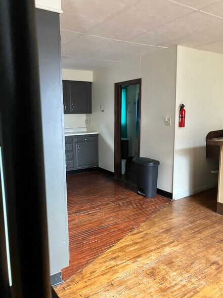 Building Photo - 517 11th Ave W