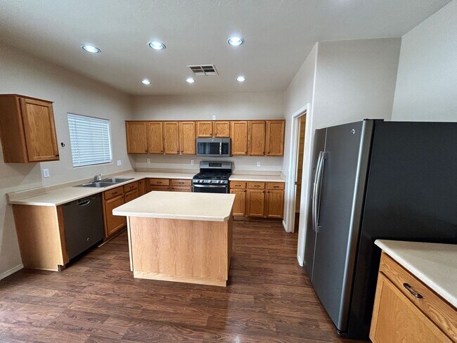 Building Photo - Large 3 Bed / 2 Bath Home with Sparkling P...
