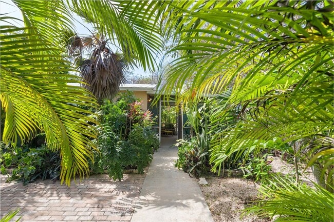 Building Photo - Charming 2-Bedroom Home for Rent in Big Pine Key