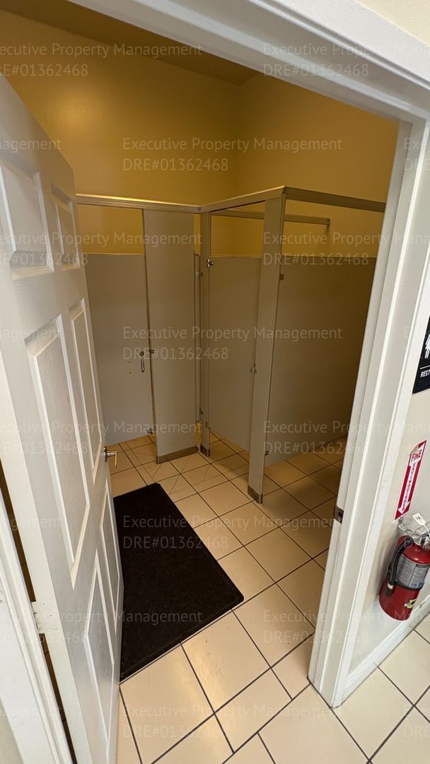 Building Photo - 2 bedroom 1.5 bathroom townhome located in a gated community near Hosking Ave/ S. Union Ave