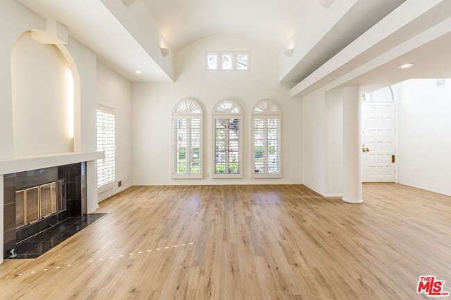 Building Photo - 158 S Anita Ave