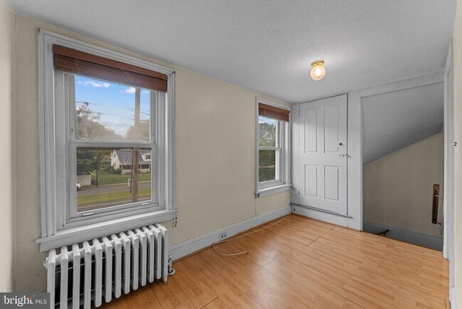 Building Photo - 158 W Butler Ave