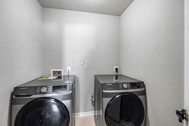 Building Photo - 5703 Basswood Dale Dr