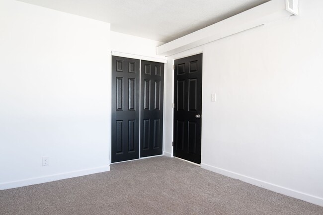 Building Photo - Newly Renovated 2BR Townhouse Midland, PA! W/ AC!