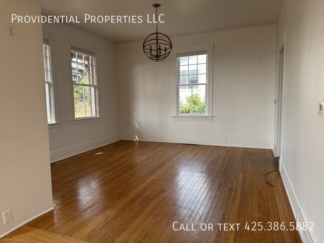 Building Photo - 424 8th Ave W