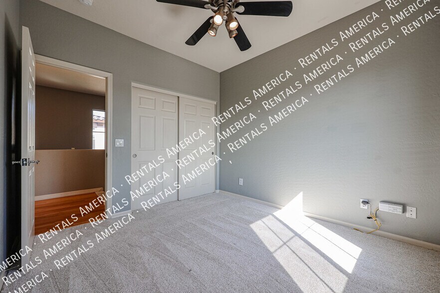 Building Photo - 3966 E Crest Ln