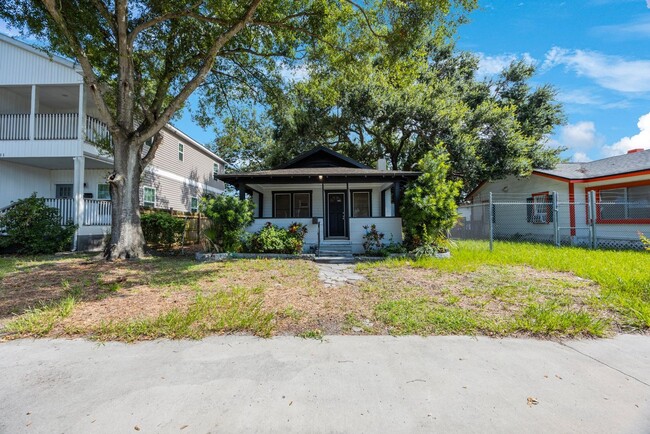 Building Photo - Spacious 2bdrm/1bath home with detached ga...
