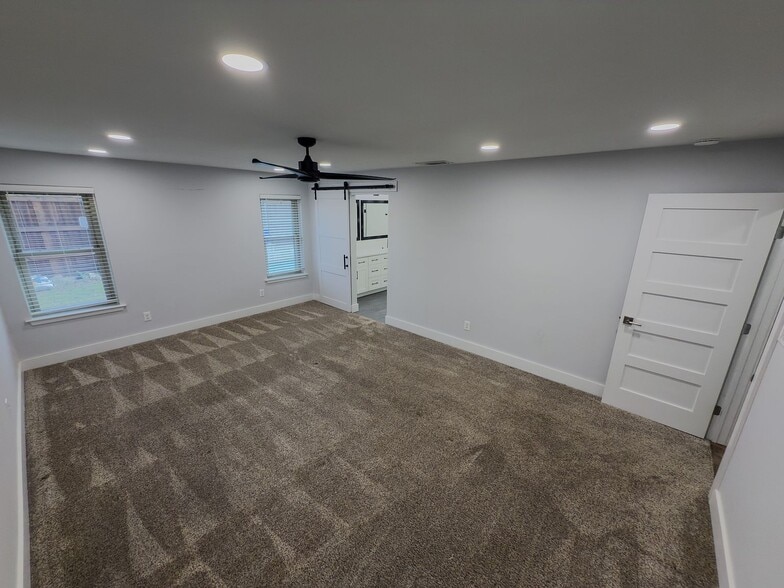 Main bedroom with ceiling fan, recessed lighting, and en-suite access - 2006 Candle Ct