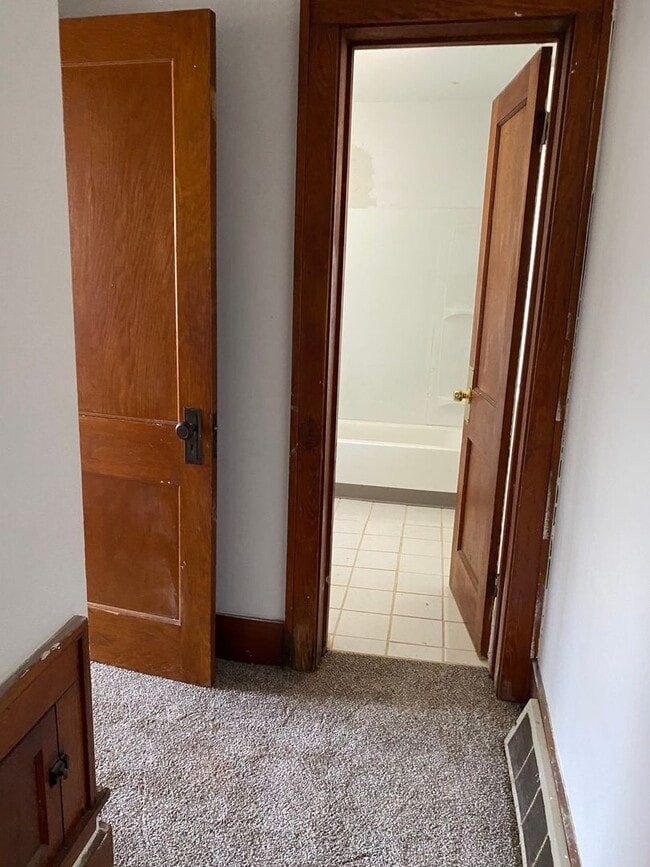 Building Photo - 2 bed 1 bath house $995