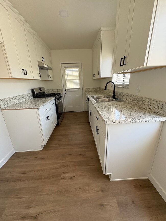 Building Photo - Gorgeous Remodeled 4 bedrooms 2 Bathroom.