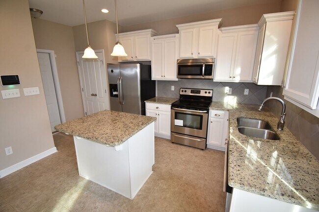 Building Photo - 4 Bedrooms and 2.5 Baths- PET CONSIDERED!