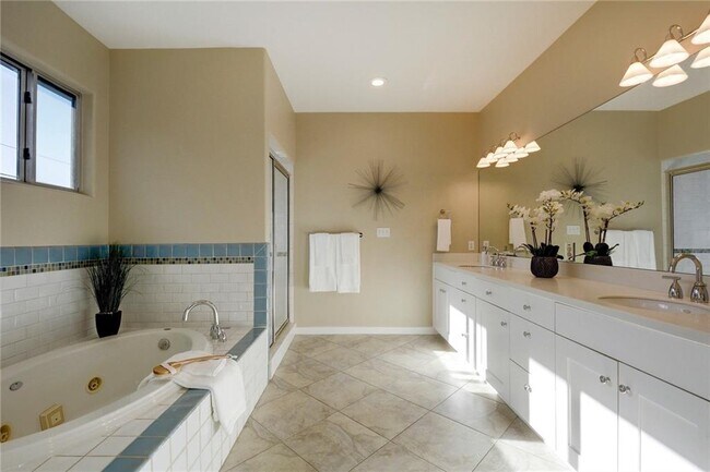 Building Photo - 2700 Cherry Ln