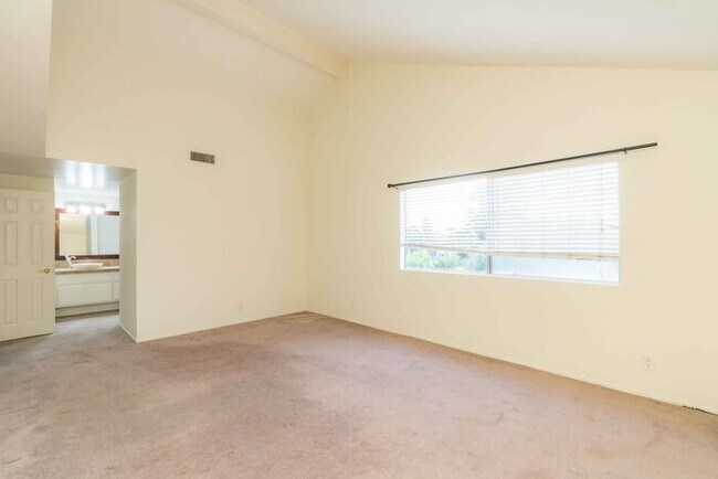 Building Photo - Beatiful house next to golf course.