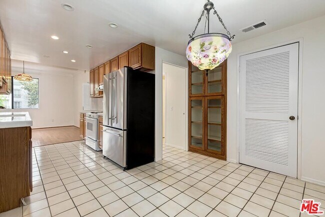 Building Photo - 1201 S Roxbury Dr
