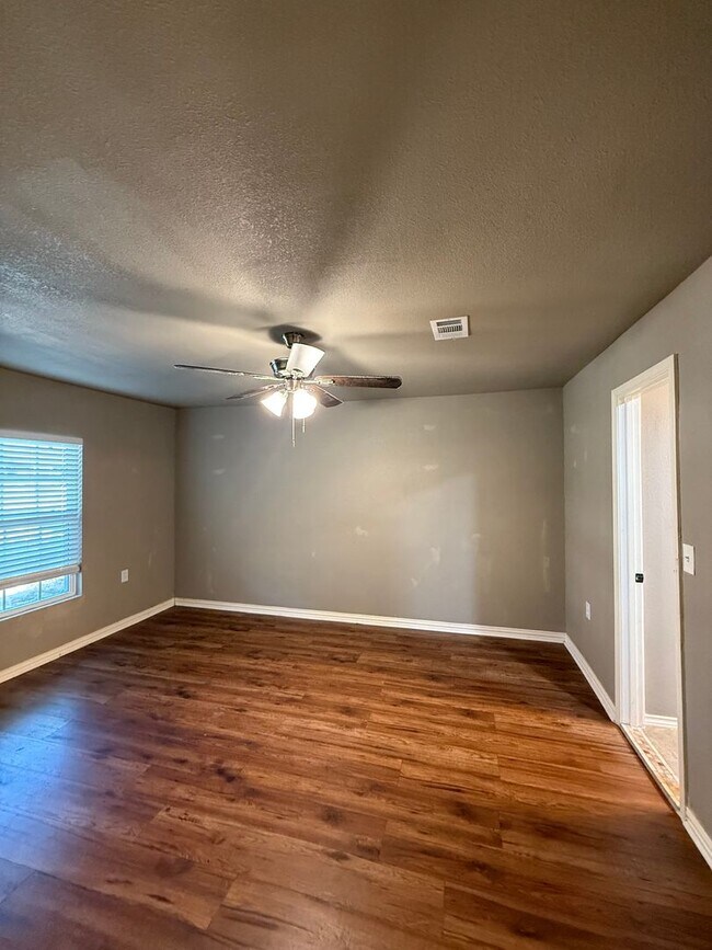 Building Photo - 3 bedroom 2 bathroom house in 76137